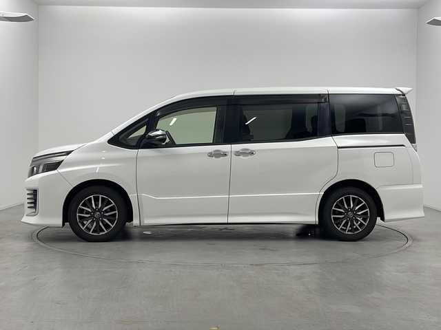 トヨタ ヴォクシー ZS 煌Ⅱ 群馬県 2017(平29)年 6.4万km ホワイトパールクリスタルシャイン ９型ナビ　１０．１型後席モニター　衝突被害軽減ブレーキ　バックカメラ　両側電動スライドドア　ツィーター　プリクラッシュセーフティ　レーンキープアシスト　オートライト　ＬＥＤヘッドライト　禁煙車