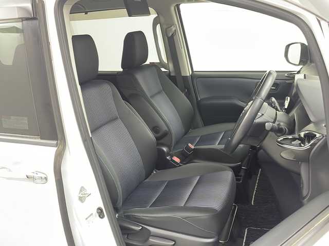 トヨタ ヴォクシー ZS 煌Ⅱ 群馬県 2017(平29)年 6.4万km ホワイトパールクリスタルシャイン ９型ナビ　１０．１型後席モニター　衝突被害軽減ブレーキ　バックカメラ　両側電動スライドドア　ツィーター　プリクラッシュセーフティ　レーンキープアシスト　オートライト　ＬＥＤヘッドライト　禁煙車