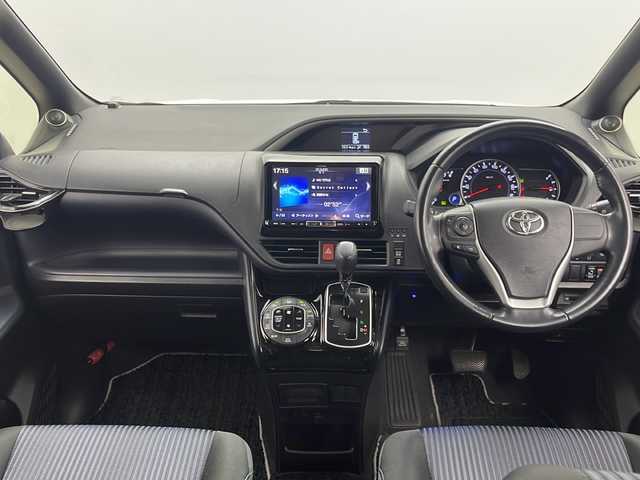 トヨタ ヴォクシー ZS 煌Ⅱ 群馬県 2017(平29)年 6.4万km ホワイトパールクリスタルシャイン ９型ナビ　１０．１型後席モニター　衝突被害軽減ブレーキ　バックカメラ　両側電動スライドドア　ツィーター　プリクラッシュセーフティ　レーンキープアシスト　オートライト　ＬＥＤヘッドライト　禁煙車