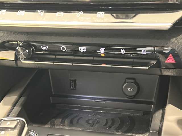シトロエン シトロエン Ｃ５ エアクロス シャイン ブルーHDi 新潟県 2020(令2)年 2.6万km ブランナクレ 純正ディスプレイオーディオ/・Bluetooth/USB/AM/FM/Android Auto)/純正ナビ/フルセグTV/リアビューカメラ/前後ドライブレコーダー/アクティブセーフティブレーキ/レーンキープアシスト/ブラインドスポットモニター/アダプティブクルーズコントロール/インテリジェントハイビーム/トラフィックサインインフォメーション/ハンズフリー電動テールゲート/アンビエンスライト/ハーフレザーシート/運転席パワーシート/フロント社外シートヒーター/パドルシフト/LEDヘッドライト/ダウンヒルアシスト/ワイヤレスチャージャー/ETC
