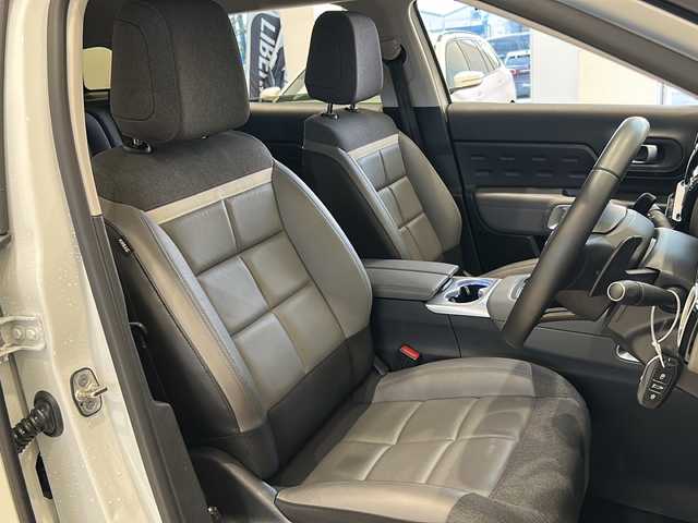 シトロエン シトロエン Ｃ５ エアクロス シャイン ブルーHDi 新潟県 2020(令2)年 2.6万km ブランナクレ 純正ディスプレイオーディオ/・Bluetooth/USB/AM/FM/Android Auto)/純正ナビ/フルセグTV/リアビューカメラ/前後ドライブレコーダー/アクティブセーフティブレーキ/レーンキープアシスト/ブラインドスポットモニター/アダプティブクルーズコントロール/インテリジェントハイビーム/トラフィックサインインフォメーション/ハンズフリー電動テールゲート/アンビエンスライト/ハーフレザーシート/運転席パワーシート/フロント社外シートヒーター/パドルシフト/LEDヘッドライト/ダウンヒルアシスト/ワイヤレスチャージャー/ETC