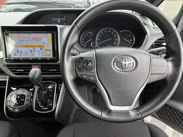 トヨタ エスクァイア Xi 奈良県 2016(平28)年 7.5万km ブラック 1オーナー/両側パワスラ/純正ディーラーナビ(NSZT-Y66T)/BT/CD/SD/TV//衝突軽減システム/レーンキープアシスト/横滑り防止装置/バックカメラ/ETC/ドラレコ/三列シート/ウォークスルー/LEDオートライト/MTモード付AT/ステアリングスイッチ/エコモード切替/保証書付