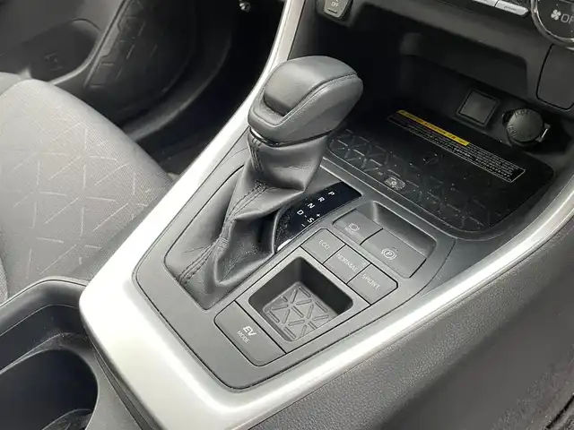 トヨタ ＲＡＶ４ ハイブリッドX 福岡県 2020(令2)年 8.5万km ホワイトパールクリスタルシャイン 純正９型SDナビ(フルセグTV/CD/DVD/BT)/バックカメラ/トヨタセーフティー/コーナーセンサー/BSM/レーダークルコン/ドラレコ/ETC/純正LEDヘッドライト/純正フロアマット/純正17インチアルミホイール/スマートキー/プッシュスタート