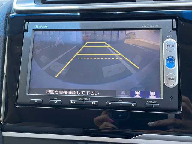ホンダ フィット ハイブリット Fパッケージ 道東・釧路十勝 2015(平27)年 6.8万km ホワイトオーキッドパール ・ワンオーナー /・４WD/・純正ナビ/（CD・DVD・AM・FM・BT・SD・ワンセグ）/・横滑り防止装置/・ヘッドライトレベライザー/・バックカメラ/・スマートキー/・プッシュスタート/・ETC/・社外アルミホイール付スタッドレスタイヤ積込/・保証書/・取説書