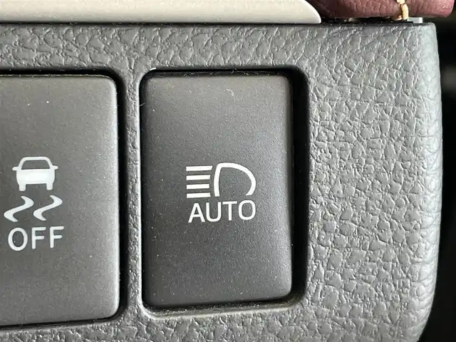 トヨタ ハリアー ハイブリッド プレミアム 岩手県 2015(平27)年 11.8万km ブラック ４WD/ALPINE９インチナビ（Bluetooth CD DVD フルセグ）/クルーズコントロール/レーンアシスト/プリクラッシュセーフティ/コーナーセンサー/MT付きAT/パワーバックドア/パワーシート/ドライブレコーダー/ETC/横滑り防止装置/オートハイビーム/バックカメラ/アイドリングストップ/車両接近通報装置/LEDヘッドライト/純正１８インチアルミホイール