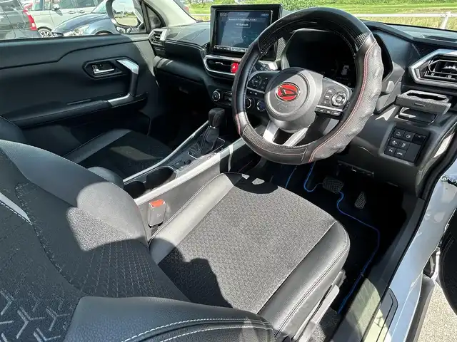 ダイハツ ロッキー プレミアム G HEV 佐賀県 2022(令4)年 2.5万km シャイニングホワイトパール /ワンオーナー//純正9型プレミアムメモリーナビ//バックカメラ//フルセグTV/DVD/USB/HDMI//Bluetooth/TVキャンセラー//ナビ連動ドライブレコーダー//ハーフレザーシート//シートヒーター//電動パーキングブレーキ//オートブレーキホールド//ETC//スマートキー//AC１００V//スマートアシスト//先行者発進お知らせ//衝突警報//車線逸脱警報//ステアリングアシスト//標識認識//ふらつき警報//追従型オートクルーズコントロール//S-PDL（スマートペダル）//新車保証書//取扱説明書//スペアキー