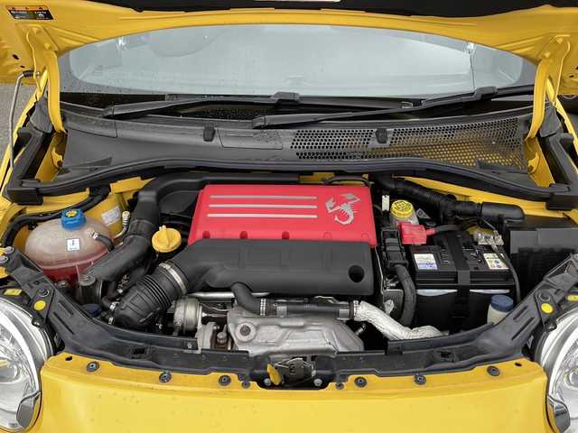 アバルト ５９５ コンペティツィオーネ 佐賀県 2019(平31)年 8.7万km ジャッロモデナ 純正ディスプレイオーディオ/Bluetooth/HIDヘッドライト/Brembo製レッドブレーキキャリパー/リアコーナーセンサー/純正１７インチＡＷ/SPORTスイッチ/sabeltサベルトシート/ＥＴＣ/ステアリングスイッチ/サイドストライプ/保証書・取説/５速マニュアル車