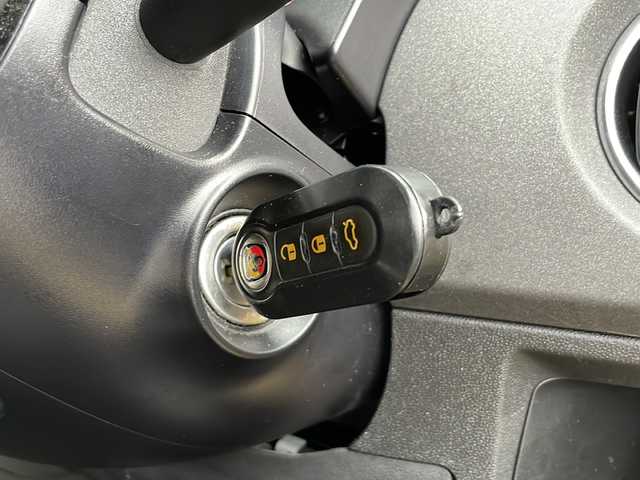 アバルト ５９５ コンペティツィオーネ 佐賀県 2019(平31)年 8.7万km ジャッロモデナ 純正ディスプレイオーディオ/Bluetooth/HIDヘッドライト/Brembo製レッドブレーキキャリパー/リアコーナーセンサー/純正１７インチＡＷ/SPORTスイッチ/sabeltサベルトシート/ＥＴＣ/ステアリングスイッチ/サイドストライプ/保証書・取説/５速マニュアル車