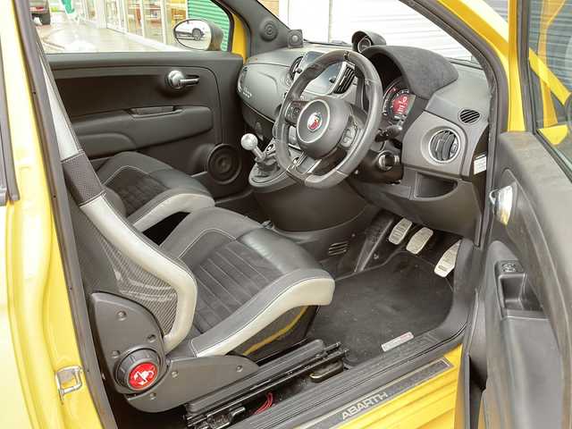 アバルト ５９５ コンペティツィオーネ 佐賀県 2019(平31)年 8.7万km ジャッロモデナ 純正ディスプレイオーディオ/Bluetooth/HIDヘッドライト/Brembo製レッドブレーキキャリパー/リアコーナーセンサー/純正１７インチＡＷ/SPORTスイッチ/sabeltサベルトシート/ＥＴＣ/ステアリングスイッチ/サイドストライプ/保証書・取説/５速マニュアル車