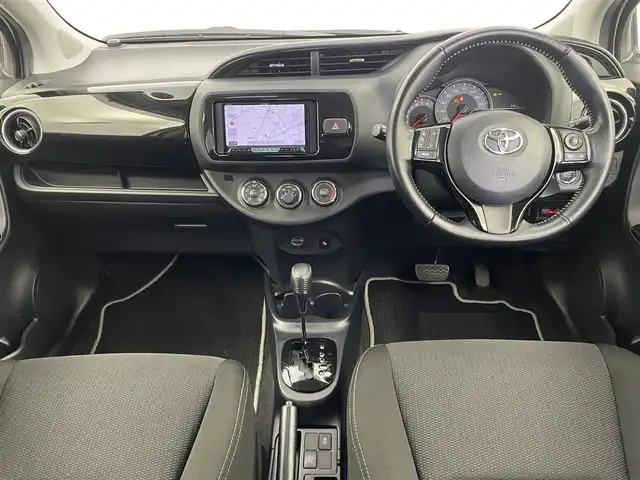 トヨタ ヴィッツ F セーフティーエディションⅢ 埼玉県 2019(平31)年 7.2万km ホワイトパールクリスタルシャイン 社外7インチナビ（AVIC-CZ700）/フルセグTV/バックカメラ/ビルトインETC/電動格納ミラー/アイドリングストップ/オートライト/オートハイビーム/ドラレコ前後/LEDヘッドライト/LEDフォグランプ/取扱説明書/記録簿/スペアキー