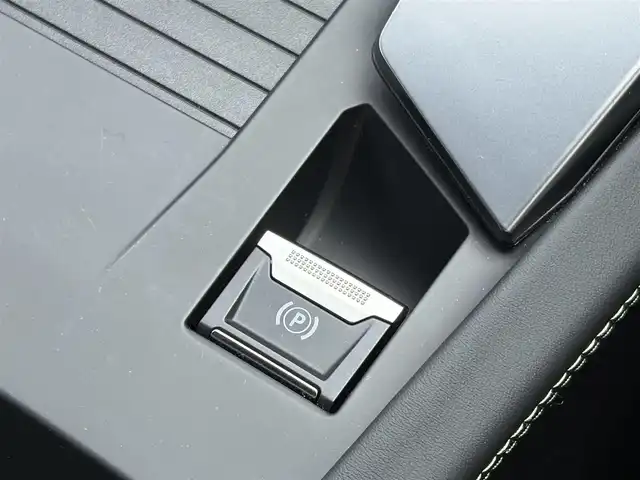 プジョー ３０８ GTハイブリッド 三重県 2022(令4)年 1.4万km 緑 ♪ワンオーナー /♪走行13504km/ターボ/充電ケーブル有/アクティブセーフティブレーキ/レーンキープアシスト/リアクロストラフィックアラート/インテリジェントハイビーム/レーダークルーズコントロール/コーナーセンサー/ハーフレザーシート/前席シートヒーター/D席メモリ付パワーシート /スマートキー×2/プッシュスタート/純正ナビ/・USB/・Bluetoothオーディオ/・Apple Car Play/・Android Auto/・バック/サイド/カーテンエアバック/・360°カメラ/ワイヤレス充電/純正18インチAW/LEDヘッドライト/リアフォグライト/オートライト/オートワイパー/ウィンカーミラー/オートリトラクタブルミラー/革巻ステアリング/ステアリングスイッチ/パドルシフト/プライバシーガラス/フロアマット/ETC/サイド/カーテンエアバック