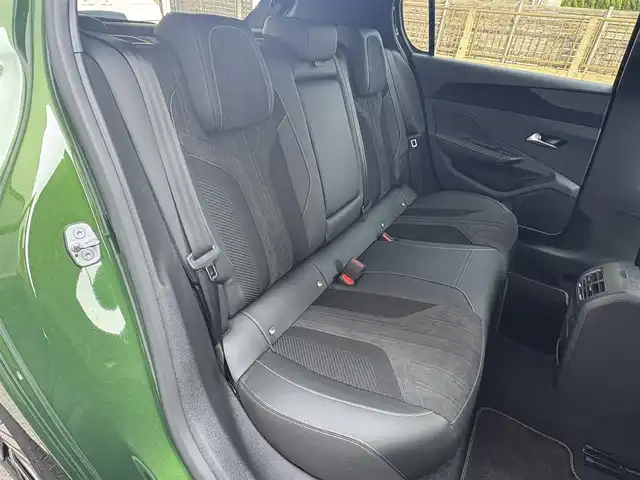 プジョー ３０８ GTハイブリッド 三重県 2022(令4)年 1.4万km 緑 ♪ワンオーナー /♪走行13504km/ターボ/充電ケーブル有/アクティブセーフティブレーキ/レーンキープアシスト/リアクロストラフィックアラート/インテリジェントハイビーム/レーダークルーズコントロール/コーナーセンサー/ハーフレザーシート/前席シートヒーター/D席メモリ付パワーシート /スマートキー×2/プッシュスタート/純正ナビ/・USB/・Bluetoothオーディオ/・Apple Car Play/・Android Auto/・バック/サイド/カーテンエアバック/・360°カメラ/ワイヤレス充電/純正18インチAW/LEDヘッドライト/リアフォグライト/オートライト/オートワイパー/ウィンカーミラー/オートリトラクタブルミラー/革巻ステアリング/ステアリングスイッチ/パドルシフト/プライバシーガラス/フロアマット/ETC/サイド/カーテンエアバック