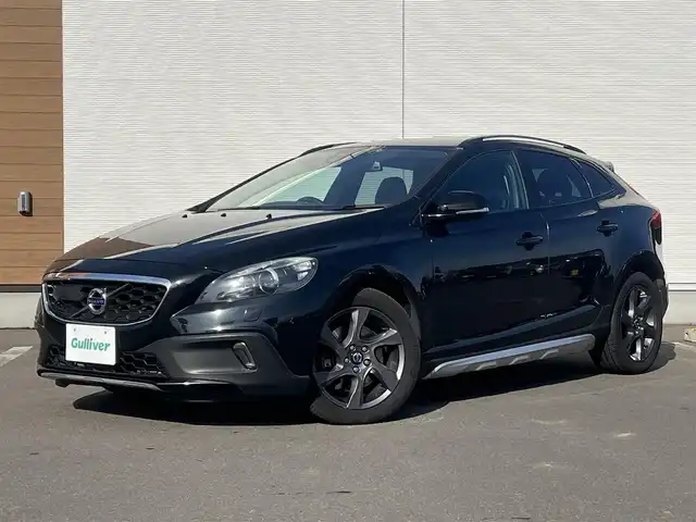 ボルボ Ｖ４０ クロスカントリー T5 AWD 秋田県 2013(平25)年 11.1万km ブラックサファイアメタリック ４WD/ターボ/衝突軽減システム/純正HDDナビ（DVD/CD再生不可能）/フルセグ/バックカメラ/ボルボ純正１７インチアルミ（夏タイヤ装着）/スマートキー/アイドリングストップ/プッシュスタート/MTモード付AT/パークアシスト/アダプティブ・クルーズコントロール追従走行有/レーンキーピング・エンド/ヒルディセント・コントロール/アダプティブ・フロントライティングシステム/ブラインドスポットインフォーメーション・システム/ステアリングスイッチ/前席シートヒーター/運転席パワーシート/メモリー付パワーシート/ルーフレール/ETC/社外フロアマット/オートライト/オートエアコン/パワーステアリング/パワーウィンドウ/ヘッドライトレベライザー/横滑り防止/盗難防止装置/電動格納ウィンカーミラー/保証書/取扱説明書/記録簿/スペアキー×１