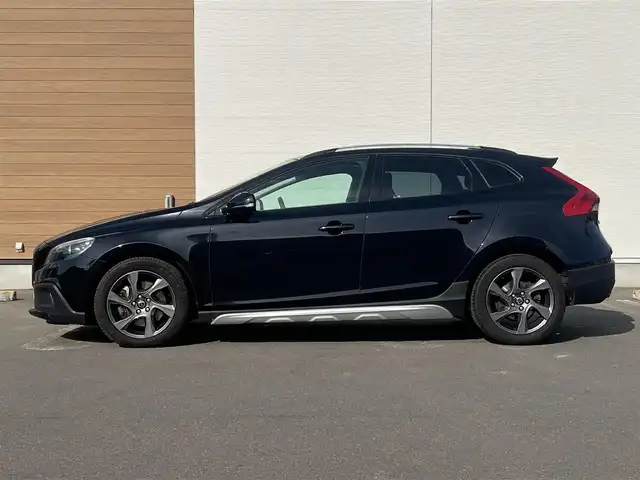 ボルボ Ｖ４０ クロスカントリー T5 AWD 秋田県 2013(平25)年 11.1万km ブラックサファイアメタリック ４WD/ターボ/衝突軽減システム/純正HDDナビ（DVD/CD再生不可能）/フルセグ/バックカメラ/ボルボ純正１７インチアルミ（夏タイヤ装着）/スマートキー/アイドリングストップ/プッシュスタート/MTモード付AT/パークアシスト/アダプティブ・クルーズコントロール追従走行有/レーンキーピング・エンド/ヒルディセント・コントロール/アダプティブ・フロントライティングシステム/ブラインドスポットインフォーメーション・システム/ステアリングスイッチ/前席シートヒーター/運転席パワーシート/メモリー付パワーシート/ルーフレール/ETC/社外フロアマット/オートライト/オートエアコン/パワーステアリング/パワーウィンドウ/ヘッドライトレベライザー/横滑り防止/盗難防止装置/電動格納ウィンカーミラー/保証書/取扱説明書/記録簿/スペアキー×１