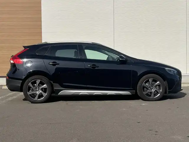 ボルボ Ｖ４０ クロスカントリー T5 AWD 秋田県 2013(平25)年 11.1万km ブラックサファイアメタリック ４WD/ターボ/衝突軽減システム/純正HDDナビ（DVD/CD再生不可能）/フルセグ/バックカメラ/ボルボ純正１７インチアルミ（夏タイヤ装着）/スマートキー/アイドリングストップ/プッシュスタート/MTモード付AT/パークアシスト/アダプティブ・クルーズコントロール追従走行有/レーンキーピング・エンド/ヒルディセント・コントロール/アダプティブ・フロントライティングシステム/ブラインドスポットインフォーメーション・システム/ステアリングスイッチ/前席シートヒーター/運転席パワーシート/メモリー付パワーシート/ルーフレール/ETC/社外フロアマット/オートライト/オートエアコン/パワーステアリング/パワーウィンドウ/ヘッドライトレベライザー/横滑り防止/盗難防止装置/電動格納ウィンカーミラー/保証書/取扱説明書/記録簿/スペアキー×１