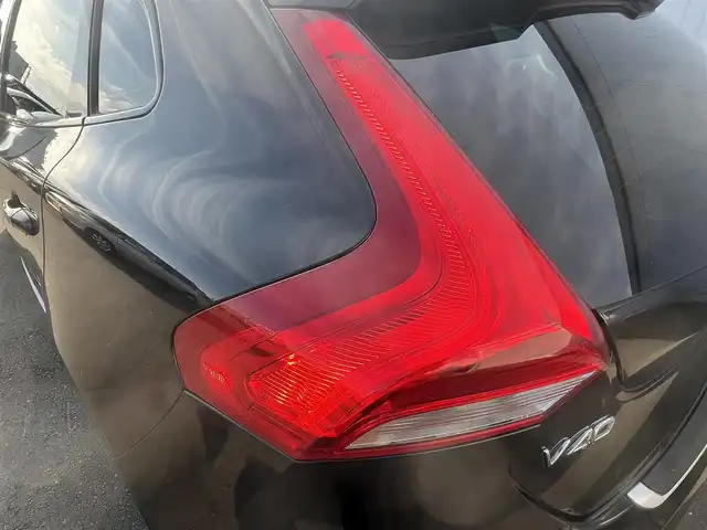 ボルボ Ｖ４０ クロスカントリー T5 AWD 秋田県 2013(平25)年 11.1万km ブラックサファイアメタリック ４WD/ターボ/衝突軽減システム/純正HDDナビ（DVD/CD再生不可能）/フルセグ/バックカメラ/ボルボ純正１７インチアルミ（夏タイヤ装着）/スマートキー/アイドリングストップ/プッシュスタート/MTモード付AT/パークアシスト/アダプティブ・クルーズコントロール追従走行有/レーンキーピング・エンド/ヒルディセント・コントロール/アダプティブ・フロントライティングシステム/ブラインドスポットインフォーメーション・システム/ステアリングスイッチ/前席シートヒーター/運転席パワーシート/メモリー付パワーシート/ルーフレール/ETC/社外フロアマット/オートライト/オートエアコン/パワーステアリング/パワーウィンドウ/ヘッドライトレベライザー/横滑り防止/盗難防止装置/電動格納ウィンカーミラー/保証書/取扱説明書/記録簿/スペアキー×１