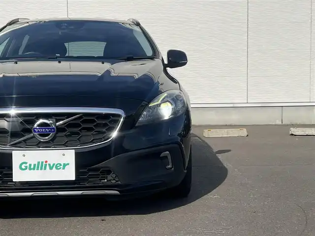 ボルボ Ｖ４０ クロスカントリー T5 AWD 秋田県 2013(平25)年 11.1万km ブラックサファイアメタリック ４WD/ターボ/衝突軽減システム/純正HDDナビ（DVD/CD再生不可能）/フルセグ/バックカメラ/ボルボ純正１７インチアルミ（夏タイヤ装着）/スマートキー/アイドリングストップ/プッシュスタート/MTモード付AT/パークアシスト/アダプティブ・クルーズコントロール追従走行有/レーンキーピング・エンド/ヒルディセント・コントロール/アダプティブ・フロントライティングシステム/ブラインドスポットインフォーメーション・システム/ステアリングスイッチ/前席シートヒーター/運転席パワーシート/メモリー付パワーシート/ルーフレール/ETC/社外フロアマット/オートライト/オートエアコン/パワーステアリング/パワーウィンドウ/ヘッドライトレベライザー/横滑り防止/盗難防止装置/電動格納ウィンカーミラー/保証書/取扱説明書/記録簿/スペアキー×１