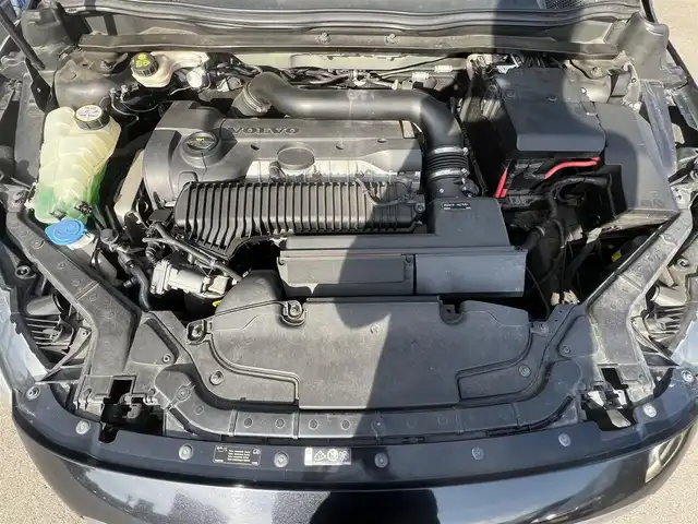 ボルボ Ｖ４０ クロスカントリー T5 AWD 秋田県 2013(平25)年 11.1万km ブラックサファイアメタリック ４WD/ターボ/衝突軽減システム/純正HDDナビ（DVD/CD再生不可能）/フルセグ/バックカメラ/ボルボ純正１７インチアルミ（夏タイヤ装着）/スマートキー/アイドリングストップ/プッシュスタート/MTモード付AT/パークアシスト/アダプティブ・クルーズコントロール追従走行有/レーンキーピング・エンド/ヒルディセント・コントロール/アダプティブ・フロントライティングシステム/ブラインドスポットインフォーメーション・システム/ステアリングスイッチ/前席シートヒーター/運転席パワーシート/メモリー付パワーシート/ルーフレール/ETC/社外フロアマット/オートライト/オートエアコン/パワーステアリング/パワーウィンドウ/ヘッドライトレベライザー/横滑り防止/盗難防止装置/電動格納ウィンカーミラー/保証書/取扱説明書/記録簿/スペアキー×１