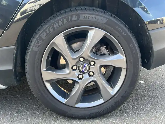 ボルボ Ｖ４０ クロスカントリー T5 AWD 秋田県 2013(平25)年 11.1万km ブラックサファイアメタリック ４WD/ターボ/衝突軽減システム/純正HDDナビ（DVD/CD再生不可能）/フルセグ/バックカメラ/ボルボ純正１７インチアルミ（夏タイヤ装着）/スマートキー/アイドリングストップ/プッシュスタート/MTモード付AT/パークアシスト/アダプティブ・クルーズコントロール追従走行有/レーンキーピング・エンド/ヒルディセント・コントロール/アダプティブ・フロントライティングシステム/ブラインドスポットインフォーメーション・システム/ステアリングスイッチ/前席シートヒーター/運転席パワーシート/メモリー付パワーシート/ルーフレール/ETC/社外フロアマット/オートライト/オートエアコン/パワーステアリング/パワーウィンドウ/ヘッドライトレベライザー/横滑り防止/盗難防止装置/電動格納ウィンカーミラー/保証書/取扱説明書/記録簿/スペアキー×１