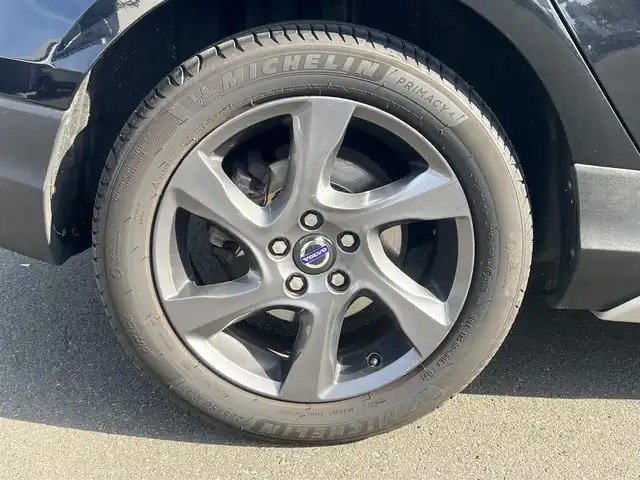 ボルボ Ｖ４０ クロスカントリー T5 AWD 秋田県 2013(平25)年 11.1万km ブラックサファイアメタリック ４WD/ターボ/衝突軽減システム/純正HDDナビ（DVD/CD再生不可能）/フルセグ/バックカメラ/ボルボ純正１７インチアルミ（夏タイヤ装着）/スマートキー/アイドリングストップ/プッシュスタート/MTモード付AT/パークアシスト/アダプティブ・クルーズコントロール追従走行有/レーンキーピング・エンド/ヒルディセント・コントロール/アダプティブ・フロントライティングシステム/ブラインドスポットインフォーメーション・システム/ステアリングスイッチ/前席シートヒーター/運転席パワーシート/メモリー付パワーシート/ルーフレール/ETC/社外フロアマット/オートライト/オートエアコン/パワーステアリング/パワーウィンドウ/ヘッドライトレベライザー/横滑り防止/盗難防止装置/電動格納ウィンカーミラー/保証書/取扱説明書/記録簿/スペアキー×１