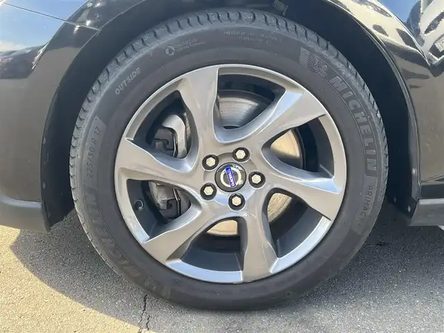 ボルボ Ｖ４０ クロスカントリー T5 AWD 秋田県 2013(平25)年 11.1万km ブラックサファイアメタリック ４WD/ターボ/衝突軽減システム/純正HDDナビ（DVD/CD再生不可能）/フルセグ/バックカメラ/ボルボ純正１７インチアルミ（夏タイヤ装着）/スマートキー/アイドリングストップ/プッシュスタート/MTモード付AT/パークアシスト/アダプティブ・クルーズコントロール追従走行有/レーンキーピング・エンド/ヒルディセント・コントロール/アダプティブ・フロントライティングシステム/ブラインドスポットインフォーメーション・システム/ステアリングスイッチ/前席シートヒーター/運転席パワーシート/メモリー付パワーシート/ルーフレール/ETC/社外フロアマット/オートライト/オートエアコン/パワーステアリング/パワーウィンドウ/ヘッドライトレベライザー/横滑り防止/盗難防止装置/電動格納ウィンカーミラー/保証書/取扱説明書/記録簿/スペアキー×１