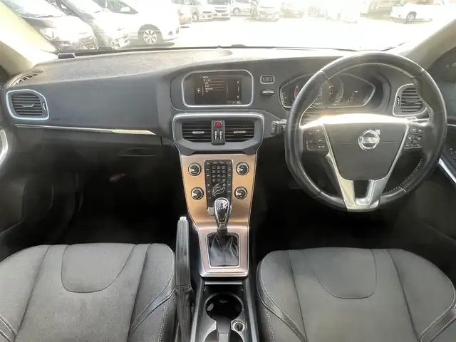 ボルボ Ｖ４０ クロスカントリー T5 AWD 秋田県 2013(平25)年 11.1万km ブラックサファイアメタリック ４WD/ターボ/衝突軽減システム/純正HDDナビ（DVD/CD再生不可能）/フルセグ/バックカメラ/ボルボ純正１７インチアルミ（夏タイヤ装着）/スマートキー/アイドリングストップ/プッシュスタート/MTモード付AT/パークアシスト/アダプティブ・クルーズコントロール追従走行有/レーンキーピング・エンド/ヒルディセント・コントロール/アダプティブ・フロントライティングシステム/ブラインドスポットインフォーメーション・システム/ステアリングスイッチ/前席シートヒーター/運転席パワーシート/メモリー付パワーシート/ルーフレール/ETC/社外フロアマット/オートライト/オートエアコン/パワーステアリング/パワーウィンドウ/ヘッドライトレベライザー/横滑り防止/盗難防止装置/電動格納ウィンカーミラー/保証書/取扱説明書/記録簿/スペアキー×１