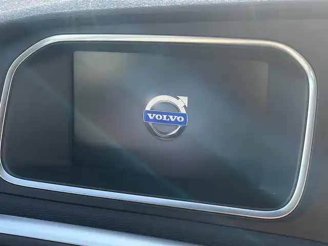 ボルボ Ｖ４０ クロスカントリー T5 AWD 秋田県 2013(平25)年 11.1万km ブラックサファイアメタリック ４WD/ターボ/衝突軽減システム/純正HDDナビ（DVD/CD再生不可能）/フルセグ/バックカメラ/ボルボ純正１７インチアルミ（夏タイヤ装着）/スマートキー/アイドリングストップ/プッシュスタート/MTモード付AT/パークアシスト/アダプティブ・クルーズコントロール追従走行有/レーンキーピング・エンド/ヒルディセント・コントロール/アダプティブ・フロントライティングシステム/ブラインドスポットインフォーメーション・システム/ステアリングスイッチ/前席シートヒーター/運転席パワーシート/メモリー付パワーシート/ルーフレール/ETC/社外フロアマット/オートライト/オートエアコン/パワーステアリング/パワーウィンドウ/ヘッドライトレベライザー/横滑り防止/盗難防止装置/電動格納ウィンカーミラー/保証書/取扱説明書/記録簿/スペアキー×１