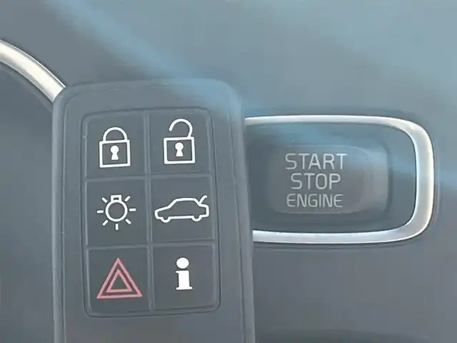 ボルボ Ｖ４０ クロスカントリー T5 AWD 秋田県 2013(平25)年 11.1万km ブラックサファイアメタリック ４WD/ターボ/衝突軽減システム/純正HDDナビ（DVD/CD再生不可能）/フルセグ/バックカメラ/ボルボ純正１７インチアルミ（夏タイヤ装着）/スマートキー/アイドリングストップ/プッシュスタート/MTモード付AT/パークアシスト/アダプティブ・クルーズコントロール追従走行有/レーンキーピング・エンド/ヒルディセント・コントロール/アダプティブ・フロントライティングシステム/ブラインドスポットインフォーメーション・システム/ステアリングスイッチ/前席シートヒーター/運転席パワーシート/メモリー付パワーシート/ルーフレール/ETC/社外フロアマット/オートライト/オートエアコン/パワーステアリング/パワーウィンドウ/ヘッドライトレベライザー/横滑り防止/盗難防止装置/電動格納ウィンカーミラー/保証書/取扱説明書/記録簿/スペアキー×１
