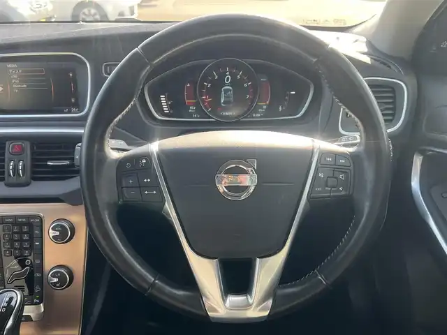 ボルボ Ｖ４０ クロスカントリー T5 AWD 秋田県 2013(平25)年 11.1万km ブラックサファイアメタリック ４WD/ターボ/衝突軽減システム/純正HDDナビ（DVD/CD再生不可能）/フルセグ/バックカメラ/ボルボ純正１７インチアルミ（夏タイヤ装着）/スマートキー/アイドリングストップ/プッシュスタート/MTモード付AT/パークアシスト/アダプティブ・クルーズコントロール追従走行有/レーンキーピング・エンド/ヒルディセント・コントロール/アダプティブ・フロントライティングシステム/ブラインドスポットインフォーメーション・システム/ステアリングスイッチ/前席シートヒーター/運転席パワーシート/メモリー付パワーシート/ルーフレール/ETC/社外フロアマット/オートライト/オートエアコン/パワーステアリング/パワーウィンドウ/ヘッドライトレベライザー/横滑り防止/盗難防止装置/電動格納ウィンカーミラー/保証書/取扱説明書/記録簿/スペアキー×１