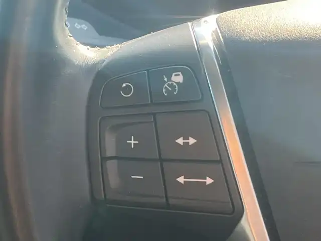 ボルボ Ｖ４０ クロスカントリー T5 AWD 秋田県 2013(平25)年 11.1万km ブラックサファイアメタリック ４WD/ターボ/衝突軽減システム/純正HDDナビ（DVD/CD再生不可能）/フルセグ/バックカメラ/ボルボ純正１７インチアルミ（夏タイヤ装着）/スマートキー/アイドリングストップ/プッシュスタート/MTモード付AT/パークアシスト/アダプティブ・クルーズコントロール追従走行有/レーンキーピング・エンド/ヒルディセント・コントロール/アダプティブ・フロントライティングシステム/ブラインドスポットインフォーメーション・システム/ステアリングスイッチ/前席シートヒーター/運転席パワーシート/メモリー付パワーシート/ルーフレール/ETC/社外フロアマット/オートライト/オートエアコン/パワーステアリング/パワーウィンドウ/ヘッドライトレベライザー/横滑り防止/盗難防止装置/電動格納ウィンカーミラー/保証書/取扱説明書/記録簿/スペアキー×１