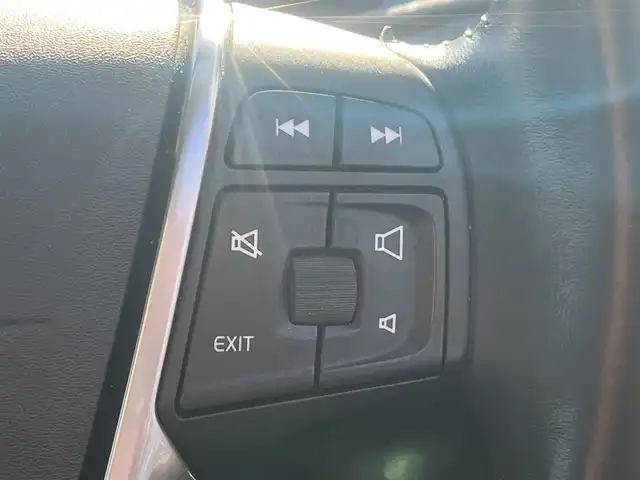 ボルボ Ｖ４０ クロスカントリー T5 AWD 秋田県 2013(平25)年 11.1万km ブラックサファイアメタリック ４WD/ターボ/衝突軽減システム/純正HDDナビ（DVD/CD再生不可能）/フルセグ/バックカメラ/ボルボ純正１７インチアルミ（夏タイヤ装着）/スマートキー/アイドリングストップ/プッシュスタート/MTモード付AT/パークアシスト/アダプティブ・クルーズコントロール追従走行有/レーンキーピング・エンド/ヒルディセント・コントロール/アダプティブ・フロントライティングシステム/ブラインドスポットインフォーメーション・システム/ステアリングスイッチ/前席シートヒーター/運転席パワーシート/メモリー付パワーシート/ルーフレール/ETC/社外フロアマット/オートライト/オートエアコン/パワーステアリング/パワーウィンドウ/ヘッドライトレベライザー/横滑り防止/盗難防止装置/電動格納ウィンカーミラー/保証書/取扱説明書/記録簿/スペアキー×１