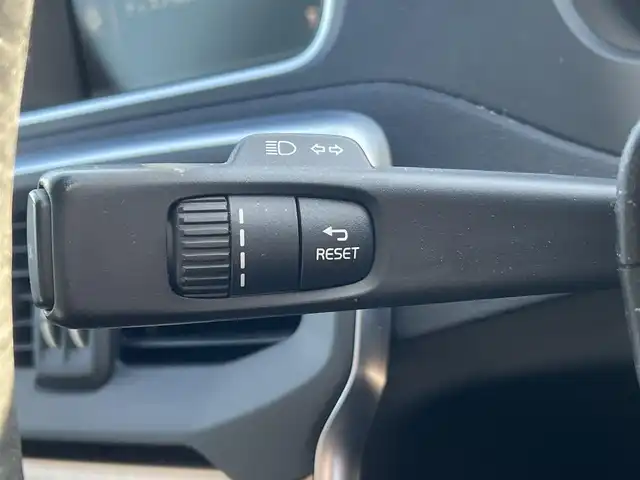 ボルボ Ｖ４０ クロスカントリー T5 AWD 秋田県 2013(平25)年 11.1万km ブラックサファイアメタリック ４WD/ターボ/衝突軽減システム/純正HDDナビ（DVD/CD再生不可能）/フルセグ/バックカメラ/ボルボ純正１７インチアルミ（夏タイヤ装着）/スマートキー/アイドリングストップ/プッシュスタート/MTモード付AT/パークアシスト/アダプティブ・クルーズコントロール追従走行有/レーンキーピング・エンド/ヒルディセント・コントロール/アダプティブ・フロントライティングシステム/ブラインドスポットインフォーメーション・システム/ステアリングスイッチ/前席シートヒーター/運転席パワーシート/メモリー付パワーシート/ルーフレール/ETC/社外フロアマット/オートライト/オートエアコン/パワーステアリング/パワーウィンドウ/ヘッドライトレベライザー/横滑り防止/盗難防止装置/電動格納ウィンカーミラー/保証書/取扱説明書/記録簿/スペアキー×１