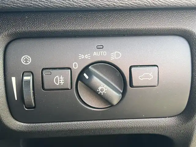ボルボ Ｖ４０ クロスカントリー T5 AWD 秋田県 2013(平25)年 11.1万km ブラックサファイアメタリック ４WD/ターボ/衝突軽減システム/純正HDDナビ（DVD/CD再生不可能）/フルセグ/バックカメラ/ボルボ純正１７インチアルミ（夏タイヤ装着）/スマートキー/アイドリングストップ/プッシュスタート/MTモード付AT/パークアシスト/アダプティブ・クルーズコントロール追従走行有/レーンキーピング・エンド/ヒルディセント・コントロール/アダプティブ・フロントライティングシステム/ブラインドスポットインフォーメーション・システム/ステアリングスイッチ/前席シートヒーター/運転席パワーシート/メモリー付パワーシート/ルーフレール/ETC/社外フロアマット/オートライト/オートエアコン/パワーステアリング/パワーウィンドウ/ヘッドライトレベライザー/横滑り防止/盗難防止装置/電動格納ウィンカーミラー/保証書/取扱説明書/記録簿/スペアキー×１