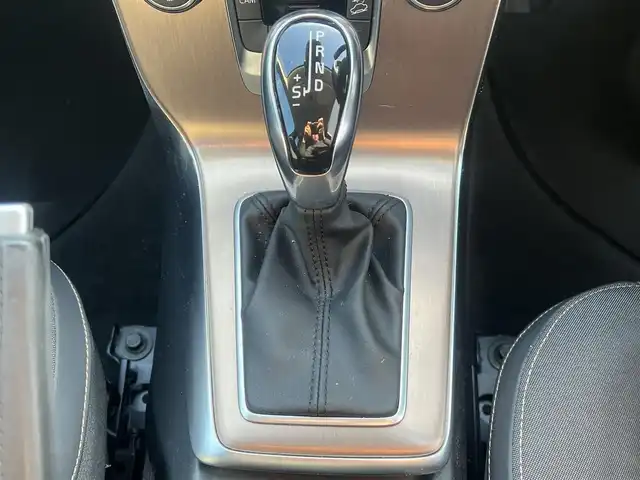 ボルボ Ｖ４０ クロスカントリー T5 AWD 秋田県 2013(平25)年 11.1万km ブラックサファイアメタリック ４WD/ターボ/衝突軽減システム/純正HDDナビ（DVD/CD再生不可能）/フルセグ/バックカメラ/ボルボ純正１７インチアルミ（夏タイヤ装着）/スマートキー/アイドリングストップ/プッシュスタート/MTモード付AT/パークアシスト/アダプティブ・クルーズコントロール追従走行有/レーンキーピング・エンド/ヒルディセント・コントロール/アダプティブ・フロントライティングシステム/ブラインドスポットインフォーメーション・システム/ステアリングスイッチ/前席シートヒーター/運転席パワーシート/メモリー付パワーシート/ルーフレール/ETC/社外フロアマット/オートライト/オートエアコン/パワーステアリング/パワーウィンドウ/ヘッドライトレベライザー/横滑り防止/盗難防止装置/電動格納ウィンカーミラー/保証書/取扱説明書/記録簿/スペアキー×１