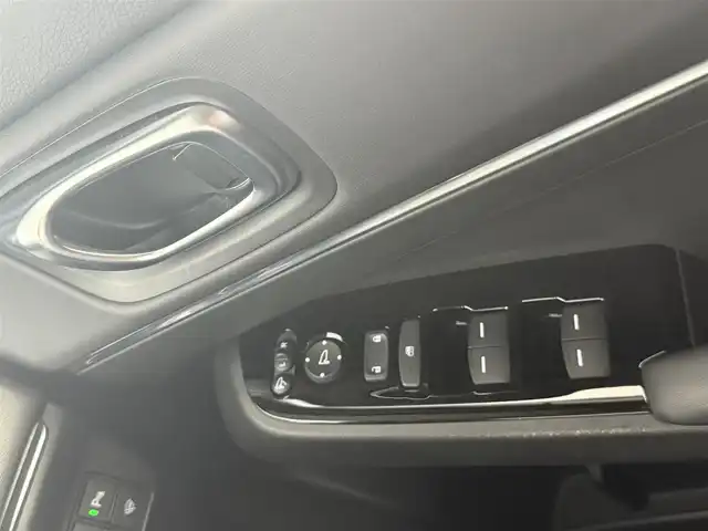 ホンダ ヴェゼル ハイブリッド e:HEV Z 愛知県 2024(令6)年 2.8万km クリスタルブラックパール 純正ナビ/バックモニター/フルセグTV/Bluetooth接続/OPグリル/前席シートヒーター/ハンドルヒーター/ETC 2.0/オートクルーズコントロール/コーナーセンサー/誤発進抑制機能/ブラインドスポットモニター/バックモニター/アダプティブクルーズコントロール/ワイヤレス充電/電動パーキングブレーキ/オートホールド/BSM (ブラインドスポットモニター)/カーテンエアバック/サイドエアバック/パドルシフト/トノカバー