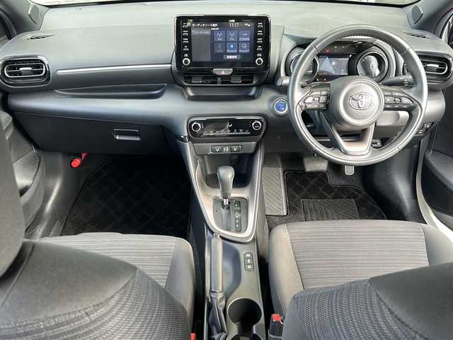 トヨタ ヤリス ハイブリッド Z 静岡県 2023(令5)年 1.3万km プラチナホワイトパールマイカ 純正ナビ/・ラジオ/USB/Bluetooth/Miracast/主要装備/・レーダークルーズコントロール　/・ドライブレコーダー　/・バックカメラ　/・ＥＴＣ　/・シートヒーター　/・レーンキープアシスト　/・オートライト　/・オートハイビーム　/・ステアリングヒーター　/・ＳＯＳコール　/・ＢＳＭ/・ステアリングリモコン/・ヒーテッドドアミラー/・純正アルミキャップ/・プリクラッシュセーフティー/・アイドリングストップ/・純正フロアマット/・LEDヘッドライト/・プッシュスタート/・スマートキー