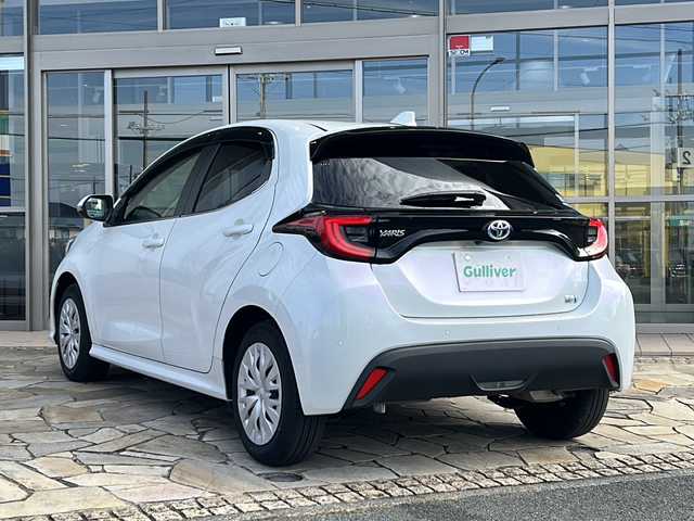 トヨタ ヤリス ハイブリッド Z 静岡県 2023(令5)年 1.3万km プラチナホワイトパールマイカ 純正ナビ/・ラジオ/USB/Bluetooth/Miracast/主要装備/・レーダークルーズコントロール　/・ドライブレコーダー　/・バックカメラ　/・ＥＴＣ　/・シートヒーター　/・レーンキープアシスト　/・オートライト　/・オートハイビーム　/・ステアリングヒーター　/・ＳＯＳコール　/・ＢＳＭ/・ステアリングリモコン/・ヒーテッドドアミラー/・純正アルミキャップ/・プリクラッシュセーフティー/・アイドリングストップ/・純正フロアマット/・LEDヘッドライト/・プッシュスタート/・スマートキー