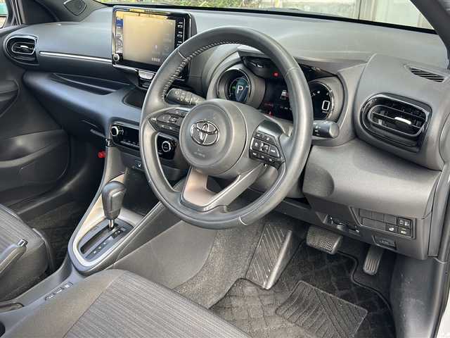 トヨタ ヤリス ハイブリッド Z 静岡県 2023(令5)年 1.3万km プラチナホワイトパールマイカ 純正ナビ/・ラジオ/USB/Bluetooth/Miracast/主要装備/・レーダークルーズコントロール　/・ドライブレコーダー　/・バックカメラ　/・ＥＴＣ　/・シートヒーター　/・レーンキープアシスト　/・オートライト　/・オートハイビーム　/・ステアリングヒーター　/・ＳＯＳコール　/・ＢＳＭ/・ステアリングリモコン/・ヒーテッドドアミラー/・純正アルミキャップ/・プリクラッシュセーフティー/・アイドリングストップ/・純正フロアマット/・LEDヘッドライト/・プッシュスタート/・スマートキー