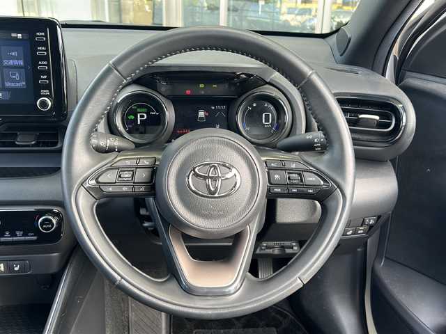 トヨタ ヤリス ハイブリッド Z 静岡県 2023(令5)年 1.3万km プラチナホワイトパールマイカ 純正ナビ/・ラジオ/USB/Bluetooth/Miracast/主要装備/・レーダークルーズコントロール　/・ドライブレコーダー　/・バックカメラ　/・ＥＴＣ　/・シートヒーター　/・レーンキープアシスト　/・オートライト　/・オートハイビーム　/・ステアリングヒーター　/・ＳＯＳコール　/・ＢＳＭ/・ステアリングリモコン/・ヒーテッドドアミラー/・純正アルミキャップ/・プリクラッシュセーフティー/・アイドリングストップ/・純正フロアマット/・LEDヘッドライト/・プッシュスタート/・スマートキー