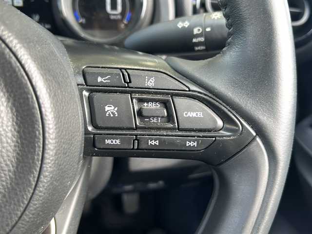 トヨタ ヤリス ハイブリッド Z 静岡県 2023(令5)年 1.3万km プラチナホワイトパールマイカ 純正ナビ/・ラジオ/USB/Bluetooth/Miracast/主要装備/・レーダークルーズコントロール　/・ドライブレコーダー　/・バックカメラ　/・ＥＴＣ　/・シートヒーター　/・レーンキープアシスト　/・オートライト　/・オートハイビーム　/・ステアリングヒーター　/・ＳＯＳコール　/・ＢＳＭ/・ステアリングリモコン/・ヒーテッドドアミラー/・純正アルミキャップ/・プリクラッシュセーフティー/・アイドリングストップ/・純正フロアマット/・LEDヘッドライト/・プッシュスタート/・スマートキー