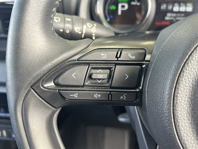 トヨタ ヤリス ハイブリッド Z 静岡県 2023(令5)年 1.3万km プラチナホワイトパールマイカ 純正ナビ/・ラジオ/USB/Bluetooth/Miracast/主要装備/・レーダークルーズコントロール　/・ドライブレコーダー　/・バックカメラ　/・ＥＴＣ　/・シートヒーター　/・レーンキープアシスト　/・オートライト　/・オートハイビーム　/・ステアリングヒーター　/・ＳＯＳコール　/・ＢＳＭ/・ステアリングリモコン/・ヒーテッドドアミラー/・純正アルミキャップ/・プリクラッシュセーフティー/・アイドリングストップ/・純正フロアマット/・LEDヘッドライト/・プッシュスタート/・スマートキー