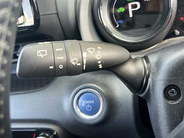 トヨタ ヤリス ハイブリッド Z 静岡県 2023(令5)年 1.3万km プラチナホワイトパールマイカ 純正ナビ/・ラジオ/USB/Bluetooth/Miracast/主要装備/・レーダークルーズコントロール　/・ドライブレコーダー　/・バックカメラ　/・ＥＴＣ　/・シートヒーター　/・レーンキープアシスト　/・オートライト　/・オートハイビーム　/・ステアリングヒーター　/・ＳＯＳコール　/・ＢＳＭ/・ステアリングリモコン/・ヒーテッドドアミラー/・純正アルミキャップ/・プリクラッシュセーフティー/・アイドリングストップ/・純正フロアマット/・LEDヘッドライト/・プッシュスタート/・スマートキー