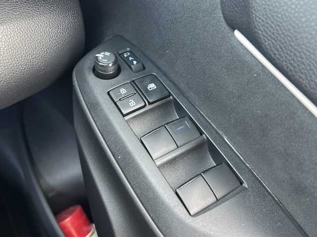 トヨタ ヤリス ハイブリッド Z 静岡県 2023(令5)年 1.3万km プラチナホワイトパールマイカ 純正ナビ/・ラジオ/USB/Bluetooth/Miracast/主要装備/・レーダークルーズコントロール　/・ドライブレコーダー　/・バックカメラ　/・ＥＴＣ　/・シートヒーター　/・レーンキープアシスト　/・オートライト　/・オートハイビーム　/・ステアリングヒーター　/・ＳＯＳコール　/・ＢＳＭ/・ステアリングリモコン/・ヒーテッドドアミラー/・純正アルミキャップ/・プリクラッシュセーフティー/・アイドリングストップ/・純正フロアマット/・LEDヘッドライト/・プッシュスタート/・スマートキー