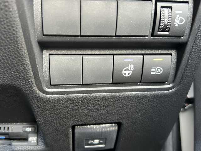 トヨタ ヤリス ハイブリッド Z 静岡県 2023(令5)年 1.3万km プラチナホワイトパールマイカ 純正ナビ/・ラジオ/USB/Bluetooth/Miracast/主要装備/・レーダークルーズコントロール　/・ドライブレコーダー　/・バックカメラ　/・ＥＴＣ　/・シートヒーター　/・レーンキープアシスト　/・オートライト　/・オートハイビーム　/・ステアリングヒーター　/・ＳＯＳコール　/・ＢＳＭ/・ステアリングリモコン/・ヒーテッドドアミラー/・純正アルミキャップ/・プリクラッシュセーフティー/・アイドリングストップ/・純正フロアマット/・LEDヘッドライト/・プッシュスタート/・スマートキー