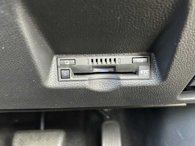 トヨタ ヤリス ハイブリッド Z 静岡県 2023(令5)年 1.3万km プラチナホワイトパールマイカ 純正ナビ/・ラジオ/USB/Bluetooth/Miracast/主要装備/・レーダークルーズコントロール　/・ドライブレコーダー　/・バックカメラ　/・ＥＴＣ　/・シートヒーター　/・レーンキープアシスト　/・オートライト　/・オートハイビーム　/・ステアリングヒーター　/・ＳＯＳコール　/・ＢＳＭ/・ステアリングリモコン/・ヒーテッドドアミラー/・純正アルミキャップ/・プリクラッシュセーフティー/・アイドリングストップ/・純正フロアマット/・LEDヘッドライト/・プッシュスタート/・スマートキー