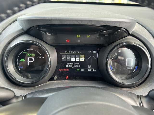 トヨタ ヤリス ハイブリッド Z 静岡県 2023(令5)年 1.3万km プラチナホワイトパールマイカ 純正ナビ/・ラジオ/USB/Bluetooth/Miracast/主要装備/・レーダークルーズコントロール　/・ドライブレコーダー　/・バックカメラ　/・ＥＴＣ　/・シートヒーター　/・レーンキープアシスト　/・オートライト　/・オートハイビーム　/・ステアリングヒーター　/・ＳＯＳコール　/・ＢＳＭ/・ステアリングリモコン/・ヒーテッドドアミラー/・純正アルミキャップ/・プリクラッシュセーフティー/・アイドリングストップ/・純正フロアマット/・LEDヘッドライト/・プッシュスタート/・スマートキー