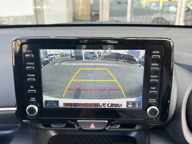 トヨタ ヤリス ハイブリッド Z 静岡県 2023(令5)年 1.3万km プラチナホワイトパールマイカ 純正ナビ/・ラジオ/USB/Bluetooth/Miracast/主要装備/・レーダークルーズコントロール　/・ドライブレコーダー　/・バックカメラ　/・ＥＴＣ　/・シートヒーター　/・レーンキープアシスト　/・オートライト　/・オートハイビーム　/・ステアリングヒーター　/・ＳＯＳコール　/・ＢＳＭ/・ステアリングリモコン/・ヒーテッドドアミラー/・純正アルミキャップ/・プリクラッシュセーフティー/・アイドリングストップ/・純正フロアマット/・LEDヘッドライト/・プッシュスタート/・スマートキー