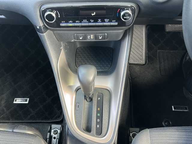 トヨタ ヤリス ハイブリッド Z 静岡県 2023(令5)年 1.3万km プラチナホワイトパールマイカ 純正ナビ/・ラジオ/USB/Bluetooth/Miracast/主要装備/・レーダークルーズコントロール　/・ドライブレコーダー　/・バックカメラ　/・ＥＴＣ　/・シートヒーター　/・レーンキープアシスト　/・オートライト　/・オートハイビーム　/・ステアリングヒーター　/・ＳＯＳコール　/・ＢＳＭ/・ステアリングリモコン/・ヒーテッドドアミラー/・純正アルミキャップ/・プリクラッシュセーフティー/・アイドリングストップ/・純正フロアマット/・LEDヘッドライト/・プッシュスタート/・スマートキー