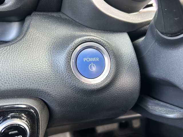 トヨタ ヤリス ハイブリッド Z 静岡県 2023(令5)年 1.3万km プラチナホワイトパールマイカ 純正ナビ/・ラジオ/USB/Bluetooth/Miracast/主要装備/・レーダークルーズコントロール　/・ドライブレコーダー　/・バックカメラ　/・ＥＴＣ　/・シートヒーター　/・レーンキープアシスト　/・オートライト　/・オートハイビーム　/・ステアリングヒーター　/・ＳＯＳコール　/・ＢＳＭ/・ステアリングリモコン/・ヒーテッドドアミラー/・純正アルミキャップ/・プリクラッシュセーフティー/・アイドリングストップ/・純正フロアマット/・LEDヘッドライト/・プッシュスタート/・スマートキー