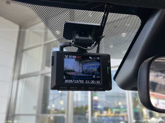 トヨタ ヤリス ハイブリッド Z 静岡県 2023(令5)年 1.3万km プラチナホワイトパールマイカ 純正ナビ/・ラジオ/USB/Bluetooth/Miracast/主要装備/・レーダークルーズコントロール　/・ドライブレコーダー　/・バックカメラ　/・ＥＴＣ　/・シートヒーター　/・レーンキープアシスト　/・オートライト　/・オートハイビーム　/・ステアリングヒーター　/・ＳＯＳコール　/・ＢＳＭ/・ステアリングリモコン/・ヒーテッドドアミラー/・純正アルミキャップ/・プリクラッシュセーフティー/・アイドリングストップ/・純正フロアマット/・LEDヘッドライト/・プッシュスタート/・スマートキー